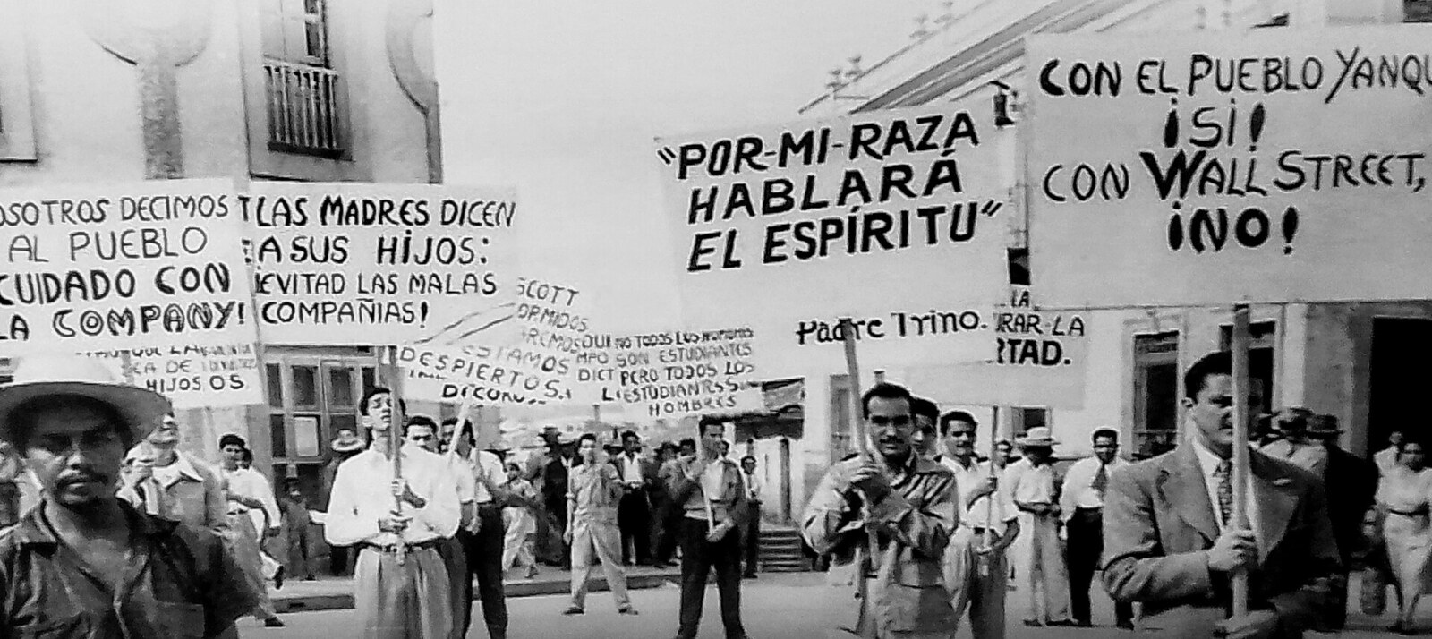 Strikers in the streets of Tegucigalpa during the 1954 Honduran general strike